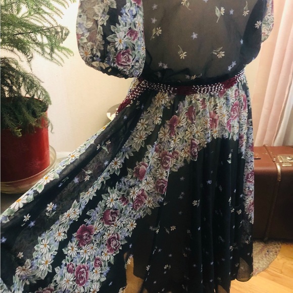 Vintage 1970’s bohemian dress- cold shoulder / dark floral- midi length - Picture 2 of 6